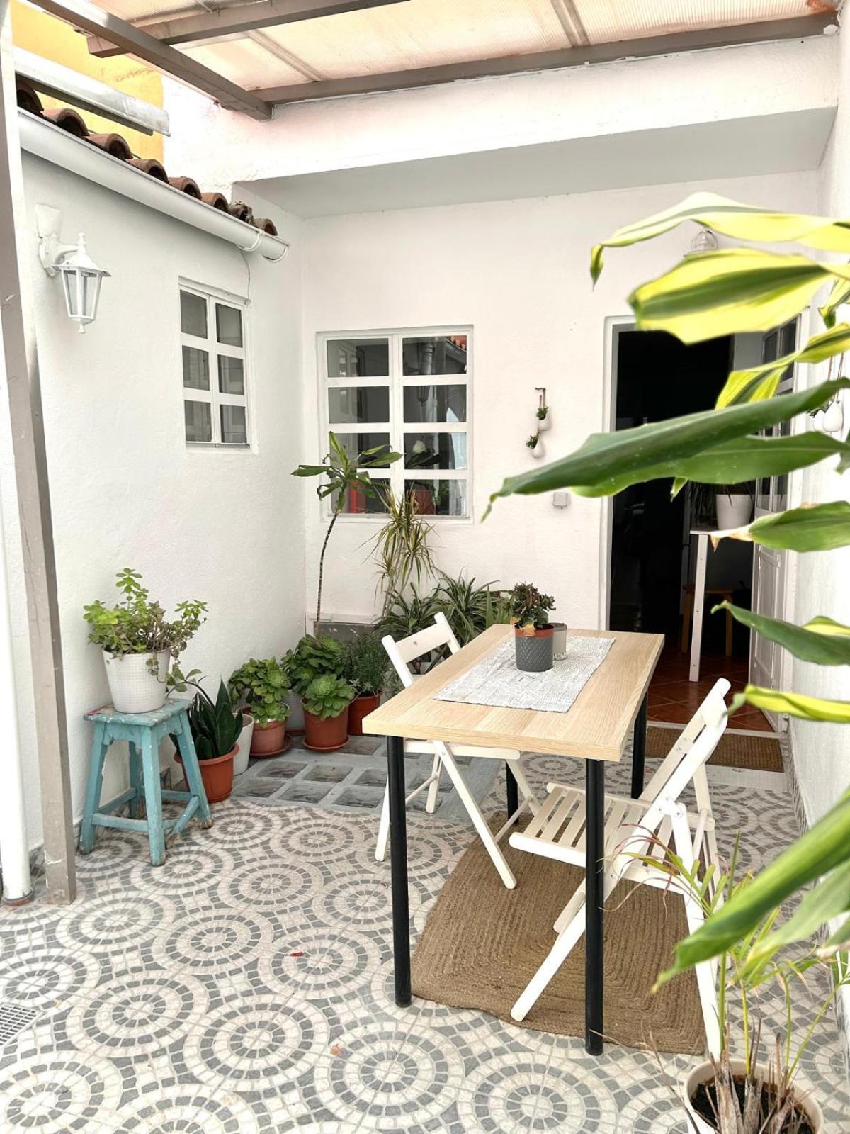 Shared Apartment With Bright Private Patio In Lisboa Exterior foto